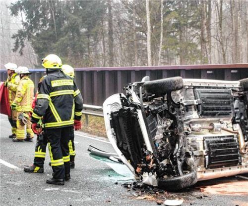 Eine Frau verlor am Montagmorgen bei Bad Aibling die Kontrolle über ihren Wagen und überschlug sich. Foto Reisner