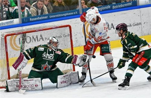 Eine Großchance für die Eisbären, doch Corey Trivino kriegt die Scheibe nicht im Tor unter.