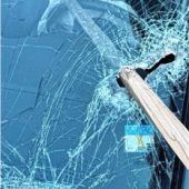 Mistgabel durchbohrt Windschutzscheibe