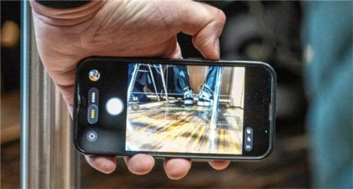 Eine Person fotografiert die Fußfesseln, die der Angeklagte Halid S. im Landgericht trägt. Foto dpa