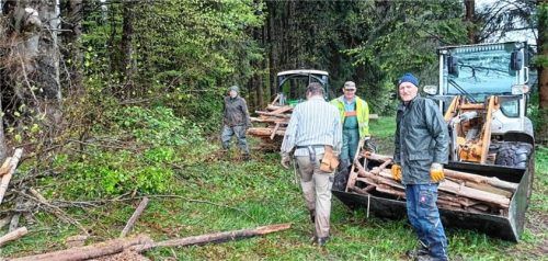 Eine Reihe alter Hochsitze haben die Kammerer Jäger im vergangenen Jahr abgebaut und fachgerecht entsorgt. Dafür haben sie neue Kanzeln angefertigt und aufgebaut. Foto Oberkandler