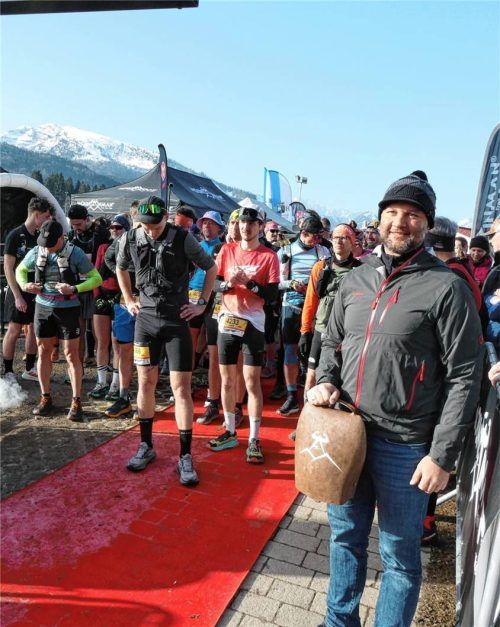 Eine Rekordbeteiligung gab es beim „Mountainman Wintertrail“ in Reit im Winkl. Unser Bild zeigt den Start der Strecke über 43 Kilometer. Foto Hauser