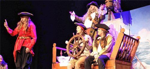 Eine Szene aus dem Kindermusical „Anouk“ mit Piraten auf der Bühne. Foto Huckemeyer