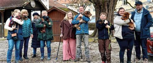 Einen erfolgreichen Ausbildungstag absolviert: (von links) Christina Ederer mit Fannerl, Ausbilderin Doris Koophammel, Uschi Flückiger mit Kicki, Claudia Engelmaier mit Maxl, Evi und Stephan Bräu mit Gustl, Josef Reichenspurner mit Nel und Familie Herrmann mit Helmut.Foto  re