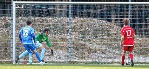 Eines von vier Toren des TSV Bad Endorf gegen Seeon-Seebruck: Lorik Vokrri trifft mühelos.Foto Christian Mühlhofer