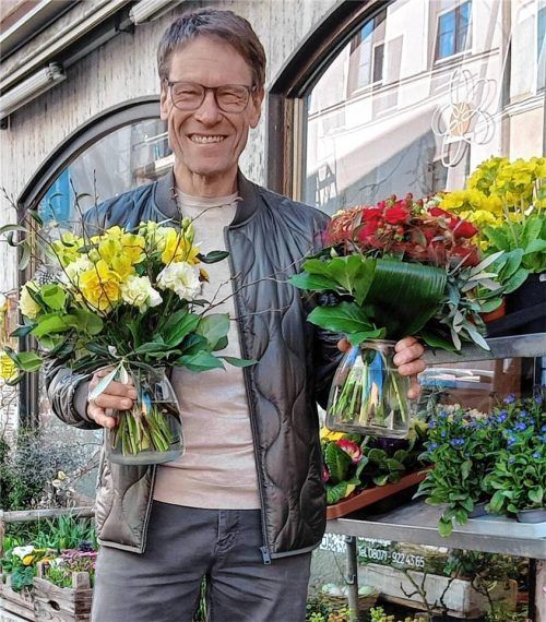 Einmal gelb, einmal rot: Guido Zwingler hält zwei Blumensträuße in den Händen. Foto Weithofer