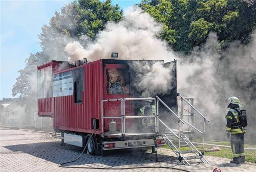Einsatz im Brandcontainer: Die Neumarkter Feuerwehrler üben unter besten realitätsnahen Bedingungen.Fotos  Dalhoff
