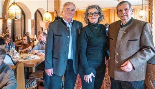 Einstimmig wählte der VdK-Ortsverband Wössen in einer Nachwahl Michaela Voit zur Zweiten Vorsitzenden. Es gratulierten (von links) der stellvertretende Kreisvorsitzende Walter Hindlinger und der Vorsitzende des Ortsverbandes Josef Kurz-Hörterer.Foto  Flug