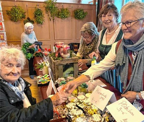 Elfriede Urscher (links) beim Adventsbasar des katholischen Frauenbundes im vergangenen Jahr. Es ist eines der letzten Bilder, das von der Verstorbenen entstand. Foto Kotter