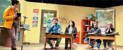 Elternabend in der 4b: Andrea Lichtenwimmer, Martin Baumann, Petra Hackl, Johannes Schlünder und Maria Fürbeck (von links) finden: „Frau Müller muss weg!“Foto Audorfer Theater e.V.