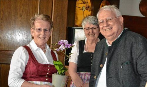 Engagement für den VdK: Der ehemaligen Schriftführerin Gabi Winklmayr (von links) wurde von Kassenführerin Barbara Münich und Vorsitzendem Franz Heuberger für ihr langjähriges Engagement gedankt. Foto Eder
