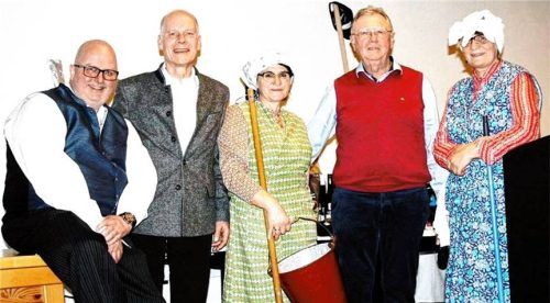 Engagierten sich beim Starkbierfest des Gewerbevereins in Bernau: (von links) Hias Ballauf und Sascha Klein (Gewerbeverein Bernau), Rosi Hell, Alois Müller (Vorsitzender des Gewerbevereins) und Brigitte Sperger. Foto hö