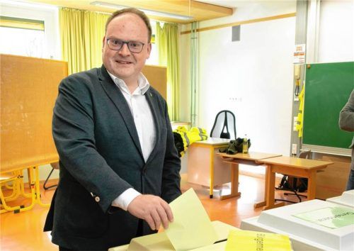 Entspannter Gang zur Urne: Weil in Prien kein einziger Herausforderer antrat, war der Wahlabend für Rathauschef Andreas Friedrich (ÜWG) eher entspannt. Am Ende kam er auf ein Wahlergebnis von 82 Prozent. Foto Anita Berger