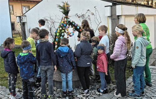 Enttäuschte Gesichter bei den „Coolen Würmern“: Der liebevoll geschmückte Osterbrunnen der Kindergruppe des Obinger Gartenbauvereins wurde mutwillig zerstört. Fotos Gartenbauverein Obing