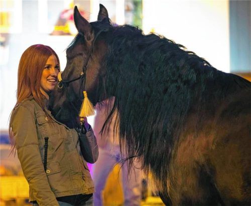 Er ist ihr „bester Freund“: Julia Steinbrecher als „Mika“ und ihr Pferd Bobby als „Ostwind“ in der neuen Bühnenshow.