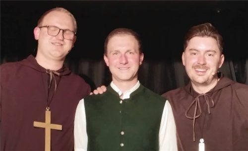 Erfolgreicher Einstand: (von links) „Bruada Chemikus“ (Christian Weindl), Schützenmeister Stefan Zieglgänsberger und „Bruada Gadeus“ (Stefan Hahn) beim Starkbierfest. Foto  Mittermaier