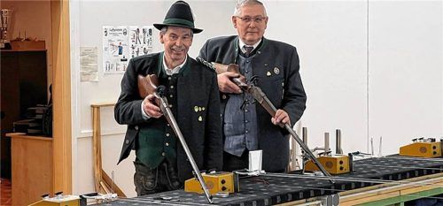Eröffneten das Jubiläumsschießen: Gauschützenmeister Helmut Schwarzenböck (links) und Bezirksschützenmeister Alfred Reiner. Foto Meindl