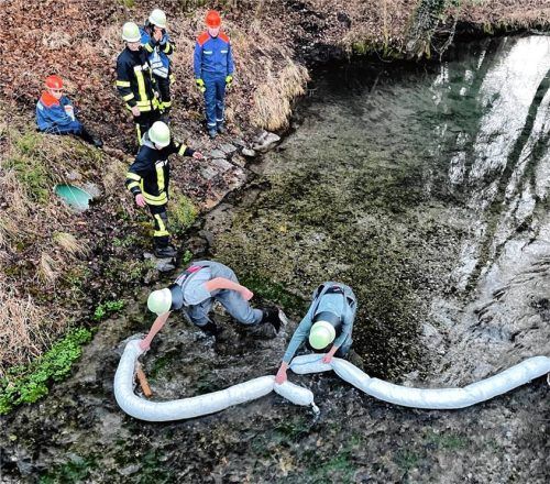 Errichtung einer Ölsperre im Hirschbach. Das Szenario lautete: „Öl-Unfall in der Geothermie in Polling, Öl ist in den Hirschbach gelaufen“.Fotos Wagner