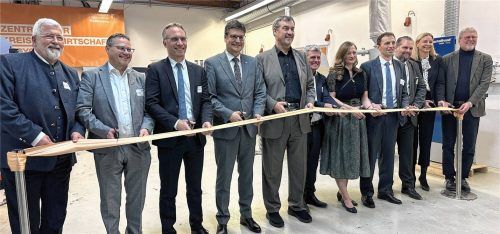 Es hat einen langen Atem gebraucht, jetzt hat Ministerpräsident Markus Söder das Zentrum für Kreislaufwirtschaft und Recycling in Waldkraiburg eröffnet.Fotos  Lohmann