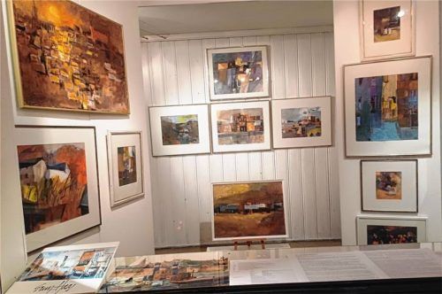 „Farbe ist Leben“: die Bilder von Ernst Haas im Atelierfenster. Foto Giesen