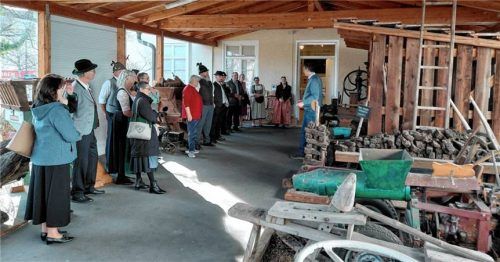 Fasziniert hörten die Trachtler den Ausführungen von Museumsleiter Stefan Reischl zu. Foto weinzierl