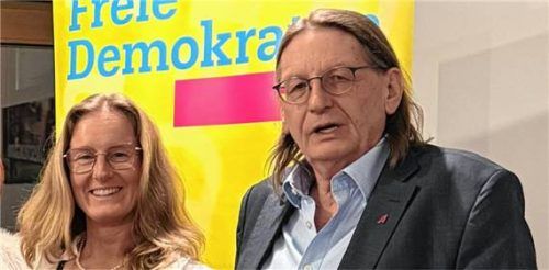 FDP Ampfing stellt sich neu auf: Eva-Maria Frohnwieser folgt als Ortsvorsitzende auf Karl Licht. Foto re