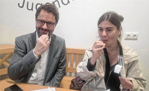 Feldkirchen-Westerhams Bürgermeister Johannes Zistl und OVB-Reporterin Katharina Röhrl lassen sich als Stammzellenspender registrieren. Fotos Beuerlein
