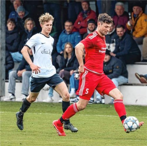 Felix Zeiser (links), hier im Spiel gegen Großholzhausen, verletzte sich gegen den SV Westerndorf schwer am Sprunggelenk. Foto Mühlhofer