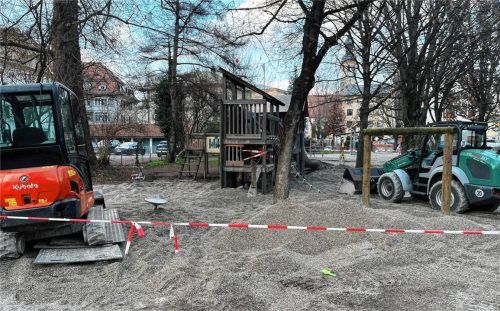 Flatterband und Baulärm: Der Spielplatz im Riedergarten in Rosenheim ist derzeit gesperrt. Foto re