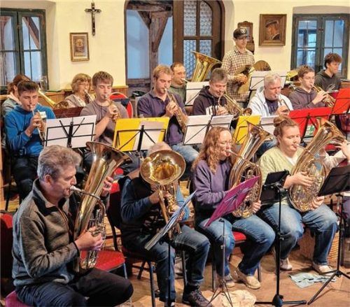 Fleißig geprobt haben die Musiker für den großen Auftritt im Saal des Landgasthofs Stechl. Foto re