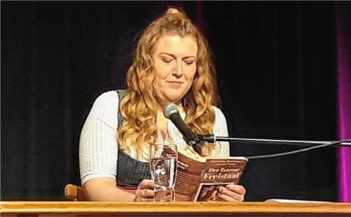 Franziska Wanninger mit ihrem Buch „Der famose Freistaat“. Foto re