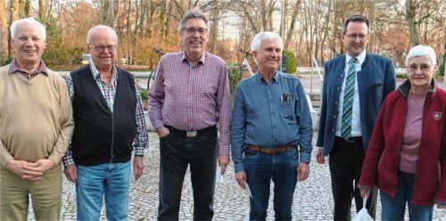 Freude auf dem Siegerfoto: Bürgermeister Stephan Schlier (Zweiter von rechts) und „Turniermanager“ Josef Davanzo (Zweiter von links) ehrten (von links) Adolf Dengler, Christian Caspers, Andreas Heiss und Traudl Kurz.Foto  Baumann
