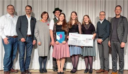 Freude bei der Preisverleihung herrschte bei den Mitgliedern der Doffemoar Musi und der Jury.Foto Stadt Rosenheim