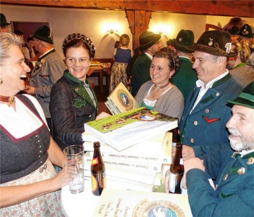 Freude über das historische Werk: Im Gasthaus „Feldwies“ in Übersee wurde die neue Chronik „100 Jahre Chiemgau-Alpenverband für Tracht und Sitte“ vorgestellt. Foto hö