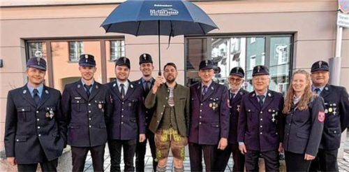 Freude über die Festtage in Bergen: Feuerwehr-Schirmherr und CSU-Bundestagsabgeordneter Siegfried Walch (Fünfter von links) und Feuerwehr-Festleiter Thomas Just. Foto Nagel/CSU