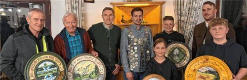 Freude über die Schützenscheiben: (hinten, von links) Wolfgang Moser, Rudi Hrubesch, Franz Huber, Michael Maurer, Eliah Auer, Florian Staber; vorne (von links) Eva Hieber, Josef Wimmer junior. Foto Maria Stuffer