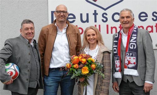 Freude über die Zuwendung fürs DFI: (von links) Landtagsabgeordneter Josef Lausch, Fußballinternat-Geschäftsführer Andreas Herbst, Zweite Bürgermeisterin Kirsten Hieble-Fritz und Fraktionsvorsitzender Sepp Hofer. Foto Huber