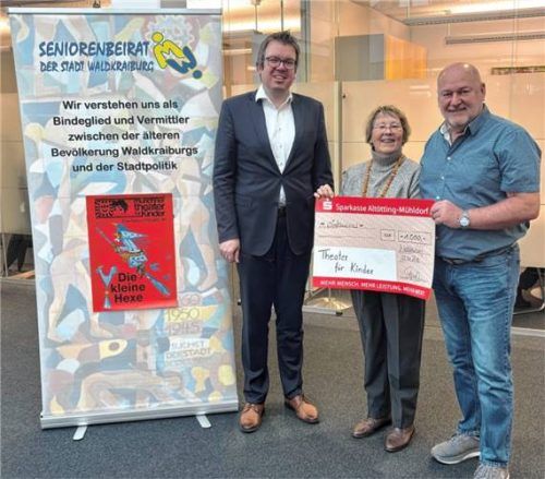 Freuen sich bereits auf die Aufführung: (von links) Stefan Vorderhuber, Filialleiter der Sparkasse Altötting-Mühldorf in Waldkraiburg, Sabine Eschner, Initiatorin des Projektes, sowie Thomas Lainer, Vorstandsvorsitzender des Seniorenbeirates Waldkraiburg.Foto  Sparkasse