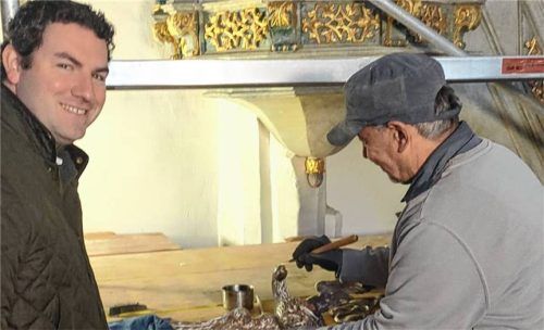 Freuen sich über die Fortschritte bei den Sanierungsarbeiten: Verwaltungsleiter Christian Staber (links) und der akademische Maler und Vergolder Christian Bauer. Foto re