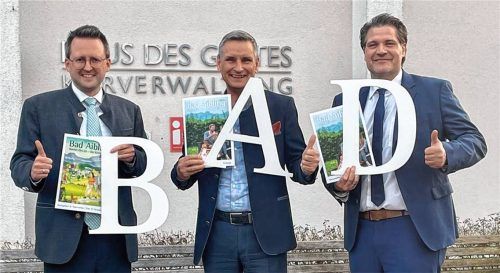 Freuen sich über die jüngsten Zahlen: (von links) Bürgermeister Stephan Schlier, Kurdirektor Thomas Jahn und Stadtrat Dr. Thomas Geppert. Foto RE