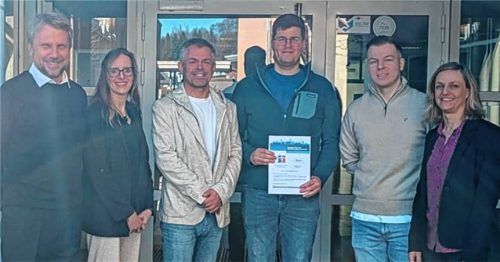 Freuen sich über die Partnerschaft: (von links) Konrektor Ralf Kassirra, Lehrerin Ramona Held, Rektor Jürgen Lang, Ausbildungsleiter Marian Gambos (Firma Brunner), Jakov Grgic (Firma Brunner) und Susanne Reiser (IHK für München und Oberbayern). Foto re