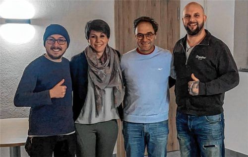 Freuen sich über ihr neues Büro samt Eventsaal im Taubenseeweg oberhalb des Getränkemarkts: (von links) Michael Hechenberger, die Verpächter Daniela Sieber-Breitling und Tobias Sieber sowie Robert Grafetstetter. Foto CBE Konzert GmbH