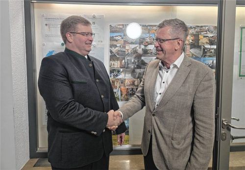 Freut sich über seinen Nachfolger: Noch-Bürgermeister Georg Weigl (rechts) gratuliert Christian Mayer zu seinem neuen Amt als Rathauschef in Tuntenhausen. Foto Beuerlein