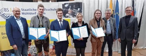 Freuten sich bei der Ehrung der besten Absolventen: (von links) Gesellenprüfungsausschuss-Vorsitzender Stefan Burghart, die Gesellen Andreas Scheurl, Maximilian Haslbeck-Groißl, Karla Asthoff und Alexander Drinhaus sowie Obermeister-Stellvertreter Hans Maier und Studiendirektor Manfred Hölzlwimmer. Foto  Maier