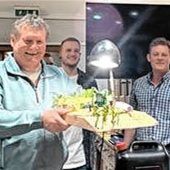 Lampe aus Originalteilen und ein Zehn-Liter-Kanister Diesel