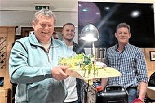 Freuten sich gemeinsam: (von links) Ehrenvorsitzender Peter Hilz, Vorsitzender Felix Gelder und Zweiter Vorsitzender Michael Wagner.Foto re