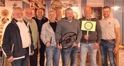 Freuten sich über das 100. Mitglied: (von links) Michael Houben, Hans Hölzl, Alex Pichlmeier, Thomas Wishuber, Gerhard Eib, Reinhard Wastlhuber, Thomas Prasser (100. Mitglied) und Franz Galneder. Foto  Reichl