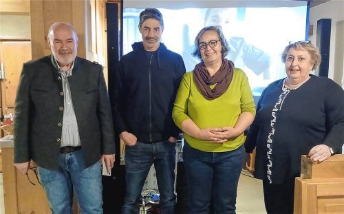 Freuten sich über die gelungene Veranstaltung: Walter Dinzenhofer (links) und Xenia Koch (Zweite von rechts) kümmerten sich um die Technik und trugen so zum guten Gelingen bei. Regisseur Christian Lerch (Zweiter von links) überraschte spontan die Gäste am Filmabend. Die Begrüßung und Vorstellung übernahm die Erste Vorsitzende des Vereins, Karin Freiheit (rechts). Foto ©Pertl