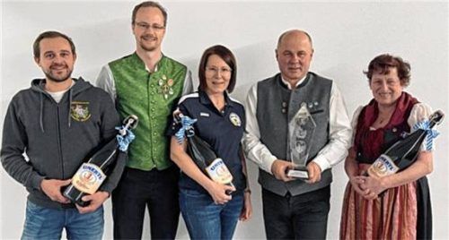 Freuten sich über einen gelungenen Wettkampf: (von links) Stefan Hierl (Zweiter Schützenmeister der Hubertia Moosham), Christoph Hobauer (Schützenmeister Hubertia Moosham), Angelika Holzner (Zweite Schützenmeisterin Schönbrunn), Johann Neumaier (Schützenmeister Schönbrunn) und Maria Wittmann (Schützenmeisterin Kirchdorf).Foto  re