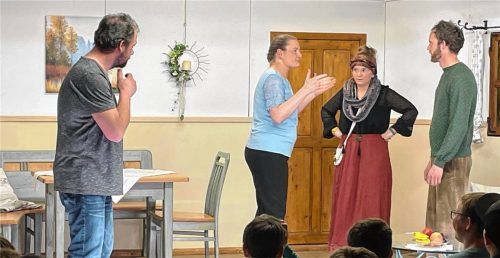 Frieda und Franz Münsinger (Christina Binsteiner und Konrad Nußreiner, links) versuchen, den misstrauischen Nachbarn Uschi und Valentin Feldhauser (Vreni Knollhuber und Stefan Wimmer) den Zweck der geheimnisvollen Grabarbeiten in ihrem Vorgarten zu erklären. Foto Grundner